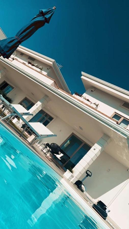 Luxury Villa Blue&Blanc Piscina A Sfioro Isola Diamante Exterior foto