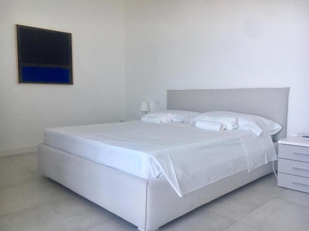 Luxury Villa Blue&Blanc Piscina A Sfioro Isola Diamante Exterior foto