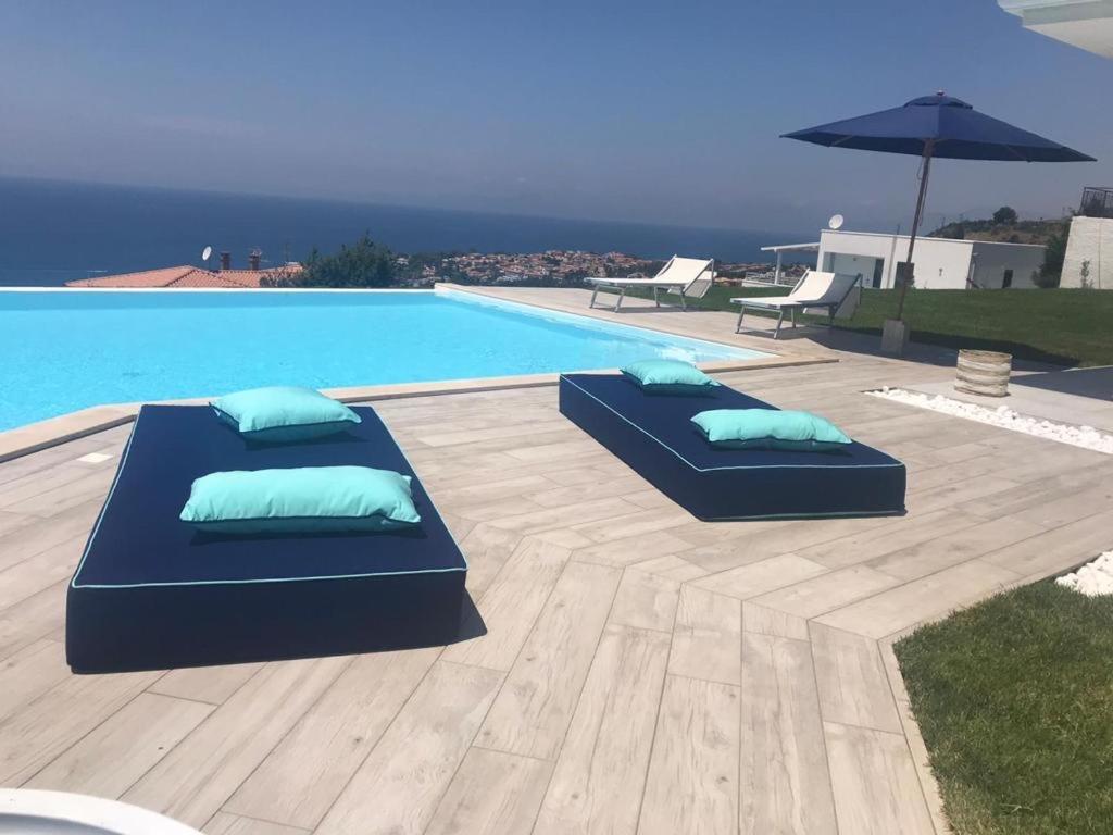 Luxury Villa Blue&Blanc Piscina A Sfioro Isola Diamante Exterior foto